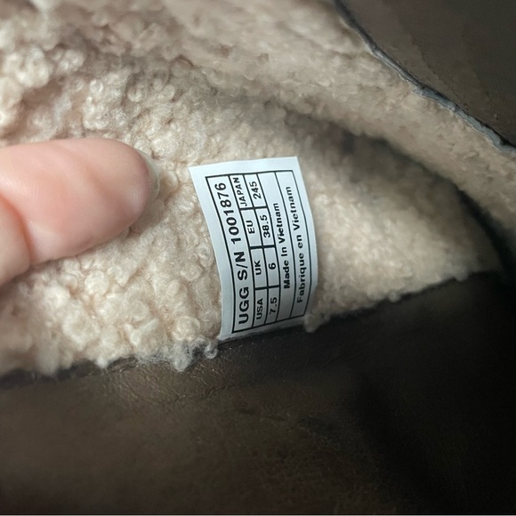 UGG Cyndee Tan‎ Heeled Boots with Side-Zip and Rounded Toe size 7.5 - Picture 8 of 8